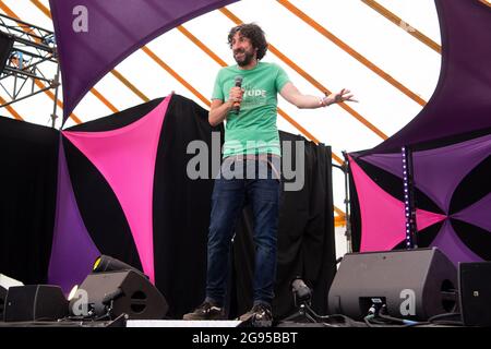 Southwold, Großbritannien. 24. Juli 2021. Mark Watson tritt am zweiten Tag des Latitude Festivals in Henham Park, Southwold, Suffolk auf. Bilddatum: Samstag, 24. Juli 2021. Bildnachweis sollte lauten: Matt Crossick/Empics/Alamy Live News Stockfoto