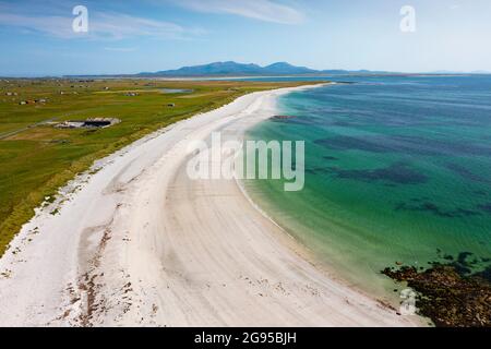 Benbecula, Äußere Hebriden, Schottland, Großbritannien. 24. Juli 2021. Wenn an einem anderen heißen, sonnigen Wochenendtag an den Stränden im Vereinigten Königreich Sonnenanbeter voll sind, genießt eine einsame Frau den weißen Sand an einem leeren, wunderschönen Strand an der Westküste von Benbecula in den Äußeren Hebriden in Schottland, Großbritannien. Iain Masterton/Alamy Live Nachrichten. Stockfoto