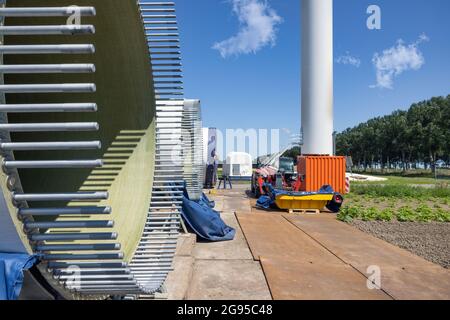 Niederländische Baustelle Windturbinenpark mit Flügel bereit zu installieren Stockfoto