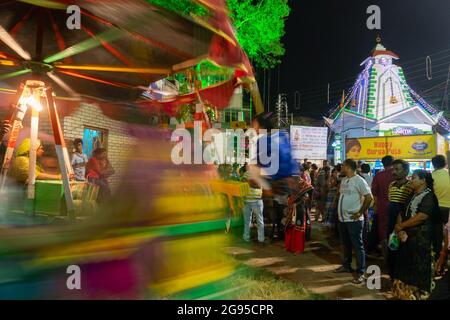 HOWRAH, WESTBENGALEN, INDIEN -15th. APRIL 2018 : Kinder fahren auf Nagordola - eine Vergnügungsfahrt, um den ersten Tag des bengalischen Neujahr zu feiern. Stockfoto