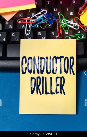 Schreiben mit Text Conductor Driller. Wort geschrieben über die Mittel der Förderung der auffließenden Bohrflüssigkeit mehrere sortierte Sammlung Büro Stockfoto
