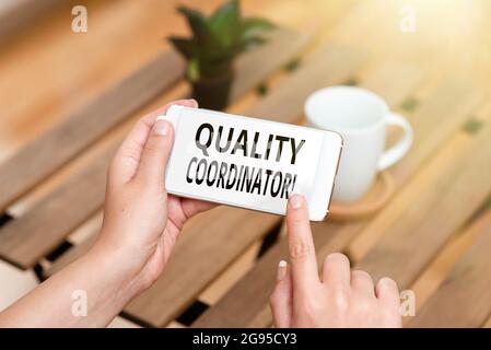 Schild mit dem Quality Coordinator. Konzept, das die Überwachung und Verbesserung der Qualität der hergestellten Produkte bedeutet sprach- und Videoanrufe Stockfoto