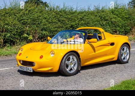 1998 90s gelber Lotus Elise 1796cc Roadster, auf dem Weg zur Capesthorne Hall Classic July Car Show, Ceshire, Großbritannien Stockfoto