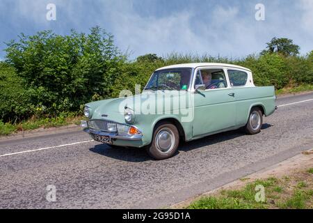 1963 60s grüner Ford Anglia 997 ccm Benzin 2dr Limousine auf dem Weg zur Capesthorne Hall Classic Car Show im Juli, Ceshire, Großbritannien Stockfoto