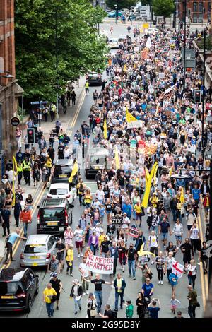 Hunderte von Demonstranten gegen die Versperrungen kommen in die Stadt. Menschen marschieren durch Piccadilly zu einer weltweiten Kundgebung für Freiheit. Kredit: Andy Barton/Alamy Live Nachrichten Stockfoto