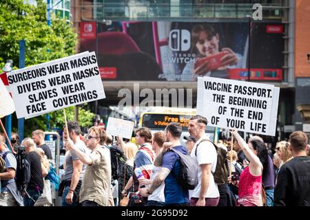 Manchester, Großbritannien. Juli 2021. Hunderte von Demonstranten mit Anti-COVID19-Impfplakaten kommen über die Stadt. Menschen marschieren durch Piccadilly zu einer weltweiten Kundgebung für Freiheit. Kredit: Andy Barton/Alamy Live Nachrichten Stockfoto