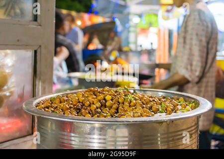 Chana oder chola oder Matar für die Zubereitung von Ghugni und Chotpoti, zarten indischen bengalischen berühmten Street Food Dihes, werden zur Zubereitung gelagert. Gajan festiva Stockfoto