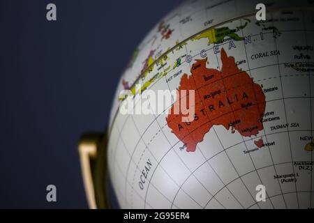 Globe of the World mit Australien und dunklem Hintergrund Stockfoto