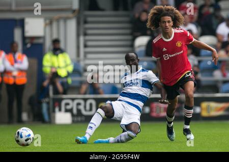 LONDON, GROSSBRITANNIEN. 24. JULI Albert Adomah kontrolliert den Ball während des Pre-Season Freundschaftsspiels zwischen den Queens Park Rangers und Manchester United im Kiyan Prince Foundation Stadium., London am Samstag, 24. Juli 2021. (Kredit: Federico Maranesi | MI Nachrichten) Kredit: MI Nachrichten & Sport /Alamy Live Nachrichten Stockfoto