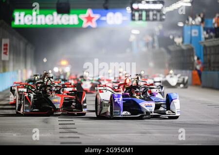 LONDON, GROSSBRITANNIEN. Juli 2021. Jake Dennis von BMW i Andertti Motorsport (links) führt das Rennen während der Runde 12: 2021 Heineken London E-Prix auf dem Excel Circuit am Samstag, 24. Juli 2021 in LONDON, ENGLAND. Kredit: Taka G Wu/Alamy Live Nachrichten Stockfoto