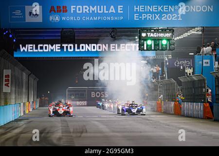 LONDON, GROSSBRITANNIEN. Juli 2021. Ein Überblick über den Start des Rennens während der Runde 12: 2021 Heineken London E-Prix auf dem Excel Circuit am Samstag, 24. Juli 2021 in LONDON, ENGLAND. Kredit: Taka G Wu/Alamy Live Nachrichten Stockfoto