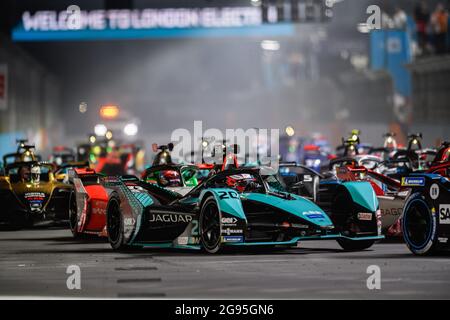 LONDON, GROSSBRITANNIEN. Juli 2021. Mitch Evens von Jaguar Racing (Mitte) während der Runde 12: 2021 Heineken London E-Prix auf dem Excel Circuit am Samstag, 24. Juli 2021 in LONDON, ENGLAND. Kredit: Taka G Wu/Alamy Live Nachrichten Stockfoto