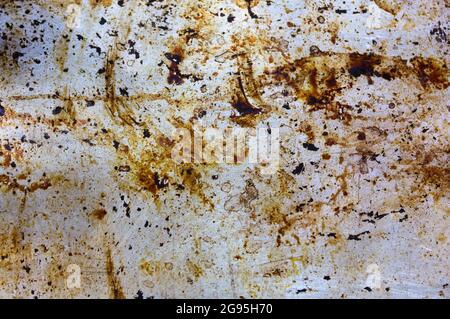 Silberner Metallic-Hintergrund mit mehreren Abnutzungserscheinungen und getrockneten Fettflecken Stockfoto
