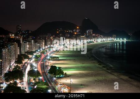 Coabanastrand bei Nacht mit dem Zuckerhut im Horizont, Rio de Janeiro, Brasilien Stockfoto