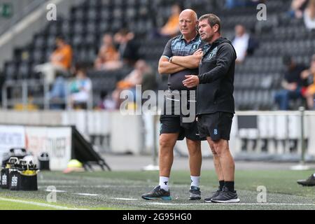 Mansfield Town Manager Nigel Clough und der erste Teamtrainer Andy Garner im Gespräch während des Spiels Stockfoto