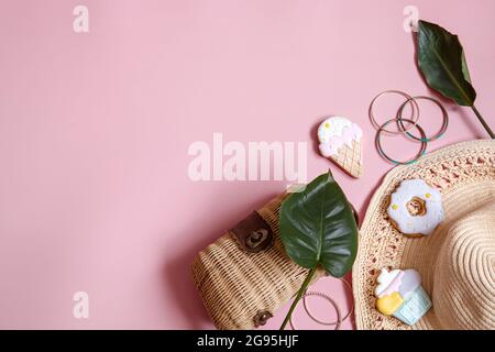 Flach Lay Sommer Komposition mit weiblichen Accessoires auf rosa Hintergrund Kopie Raum. Stockfoto