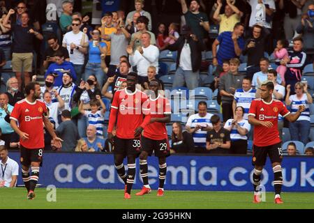 Die Spieler von Manchester United werden niedergeschlagen, nachdem Lyndon Dykes von den Queens Park Rangers seinem Team das zweite Tor erzielt hat. Freundschaftsspiel vor der Saison, Queens Park Rangers gegen Manchester Utd im Kiyan Prince Foundation Stadium, Loftus Road in London am Samstag, 24. Juli 2021. Dieses Bild darf nur für redaktionelle Zwecke verwendet werden. Nur zur redaktionellen Verwendung, Lizenz für kommerzielle Nutzung erforderlich. Keine Verwendung bei Wetten, Spielen oder Veröffentlichungen in einem Club/einer Liga/einem Spieler. Bild von Steffan Bowen/Andrew Orchard Sports Photography/Alamy Live News Stockfoto