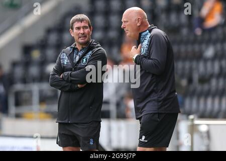 Mansfield Town Manager Nigel Clough und der erste Teamtrainer Andy Garner im Gespräch während des Spiels am 7/24/2021. (Foto von David Greaves/News Images/Sipa USA) Quelle: SIPA USA/Alamy Live News Stockfoto