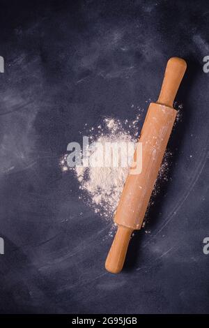 Tisch mit Backwaren und Werkzeugen. Kulinarisches Backkonzept. Stockfoto