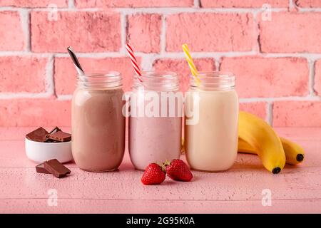 Set aus Erdbeerbanane und Schokoladenmilchshakes in den Gläsern Stockfoto