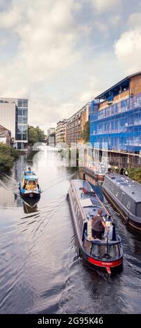 Barges, die am Regent-Kanal in Shoreditch, East London, Großbritannien, vorbeifahren. Stockfoto