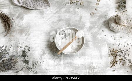 Draufsicht gemischter Ton und Wasser, um eine einfache Gesichtsmaske zu Hause zu reinigen. Stockfoto