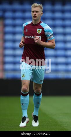 Oldham, England, 24. Juli 2021. Ben Mee von Burnley während des Vorsaison-Freundschaftsspiel im Boundary Park, Oldham. Bildnachweis sollte lauten: Simon Bellis / Sportimage Stockfoto