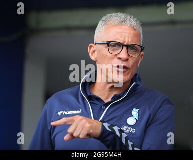 Oldham, England, 24. Juli 2021. Keith Curle Manager von Oldham Athletic während des Vorsaison-Freundschaftsspiel im Boundary Park, Oldham. Bildnachweis sollte lauten: Simon Bellis / Sportimage Stockfoto