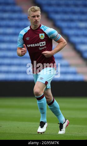 Oldham, England, 24. Juli 2021. Ben Mee von Burnley während des Vorsaison-Freundschaftsspiel im Boundary Park, Oldham. Bildnachweis sollte lauten: Simon Bellis / Sportimage Stockfoto