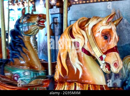 Nahaufnahme eines Pferdes auf dem Dentzel Carousel im historischen Glen Echo Park in Maryland Stockfoto