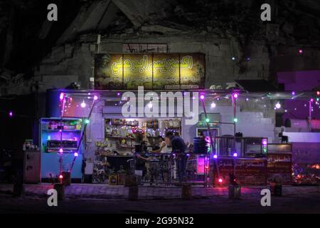 23. Juli 2021: Die Bilder zeigen eine Gruppe syrischer Jugendlicher, die auf dem Gipfel des Jabal Al-Arbaeen sitzen und die Stadt Idlib und ihre Landschaft überblicken, wo der Berg vor der syrischen Revolution wegen seiner schönen und strategischen Lage ein Touristenziel war, Danach wurde sie von den Regimekräften heftig bombardiert, was zur Zerstörung vieler Gebäude in ihr führte. Trotzdem bleiben junge Menschen trotz der Gefahr von Bombenangriffen noch einige Zeit dort (Foto: © Moawia Abrash/ZUMA Press Wire) Stockfoto