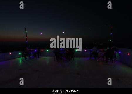 23. Juli 2021: Die Bilder zeigen eine Gruppe syrischer Jugendlicher, die auf dem Gipfel des Jabal Al-Arbaeen sitzen und die Stadt Idlib und ihre Landschaft überblicken, wo der Berg vor der syrischen Revolution wegen seiner schönen und strategischen Lage ein Touristenziel war, Danach wurde sie von den Regimekräften heftig bombardiert, was zur Zerstörung vieler Gebäude in ihr führte. Trotzdem bleiben junge Menschen trotz der Gefahr von Bombenangriffen noch einige Zeit dort (Foto: © Moawia Abrash/ZUMA Press Wire) Stockfoto