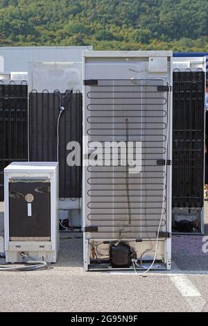 Recycling alter Kühlschränke und Haushaltsgeräte im Freien Stockfoto