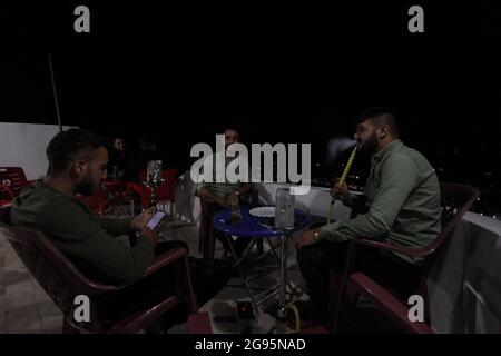 23. Juli 2021: Die Bilder zeigen eine Gruppe syrischer Jugendlicher, die auf dem Gipfel des Jabal Al-Arbaeen sitzen und die Stadt Idlib und ihre Landschaft überblicken, wo der Berg vor der syrischen Revolution wegen seiner schönen und strategischen Lage ein Touristenziel war, Danach wurde sie von den Regimekräften heftig bombardiert, was zur Zerstörung vieler Gebäude in ihr führte. Trotzdem bleiben junge Menschen trotz der Gefahr von Bombenangriffen noch einige Zeit dort (Foto: © Moawia Abrash/ZUMA Press Wire) Stockfoto