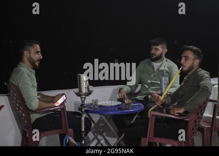 23. Juli 2021: Die Bilder zeigen eine Gruppe syrischer Jugendlicher, die auf dem Gipfel des Jabal Al-Arbaeen sitzen und die Stadt Idlib und ihre Landschaft überblicken, wo der Berg vor der syrischen Revolution wegen seiner schönen und strategischen Lage ein Touristenziel war, Danach wurde sie von den Regimekräften heftig bombardiert, was zur Zerstörung vieler Gebäude in ihr führte. Trotzdem bleiben junge Menschen trotz der Gefahr von Bombenangriffen noch einige Zeit dort (Foto: © Moawia Abrash/ZUMA Press Wire) Stockfoto