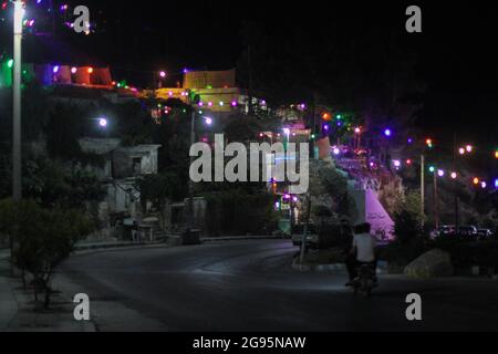 23. Juli 2021: Die Bilder zeigen eine Gruppe syrischer Jugendlicher, die auf dem Gipfel des Jabal Al-Arbaeen sitzen und die Stadt Idlib und ihre Landschaft überblicken, wo der Berg vor der syrischen Revolution wegen seiner schönen und strategischen Lage ein Touristenziel war, Danach wurde sie von den Regimekräften heftig bombardiert, was zur Zerstörung vieler Gebäude in ihr führte. Trotzdem bleiben junge Menschen trotz der Gefahr von Bombenangriffen noch einige Zeit dort (Foto: © Moawia Abrash/ZUMA Press Wire) Stockfoto