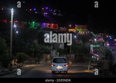 23. Juli 2021: Die Bilder zeigen eine Gruppe syrischer Jugendlicher, die auf dem Gipfel des Jabal Al-Arbaeen sitzen und die Stadt Idlib und ihre Landschaft überblicken, wo der Berg vor der syrischen Revolution wegen seiner schönen und strategischen Lage ein Touristenziel war, Danach wurde sie von den Regimekräften heftig bombardiert, was zur Zerstörung vieler Gebäude in ihr führte. Trotzdem bleiben junge Menschen trotz der Gefahr von Bombenangriffen noch einige Zeit dort (Foto: © Moawia Abrash/ZUMA Press Wire) Stockfoto