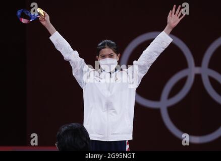 Tokio, Japan. Juli 2021. Die Thailänderin Panipak Wongpattanakit winkt, nachdem sie bei den Olympischen Sommerspielen in Tokio, Japan, am Samstag, den 24. Juli 2021, die Goldmedaille im 49 kg schweren Taekwondo der Frauen gewonnen hat. Foto von Bob Strong/UPI. Kredit: UPI/Alamy Live Nachrichten Stockfoto