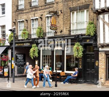 CAMBRIDGE ENGLAND BRIDGE STREET DAS MITER PUBLIC HOUSE ODER PUB Stockfoto