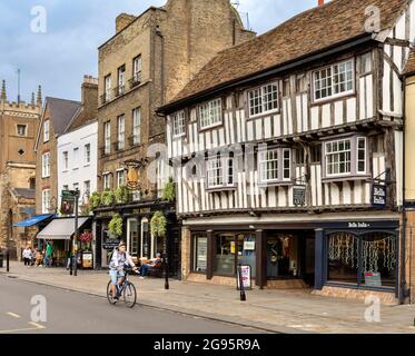CAMBRIDGE ENGLAND BRIDGE STREET THE BARON OF BEEF AND MITER PUBS UND EIN VON HOLZ GERAHMTES TUDOR GEBÄUDE Stockfoto