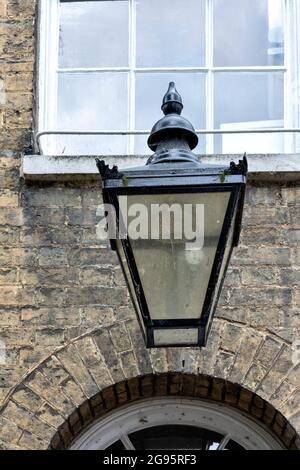 CAMBRIDGE ENGLAND LITTLE ST MARY'S LANE EINE ALTE GASLAMPE AUS NÄCHSTER NÄHE Stockfoto