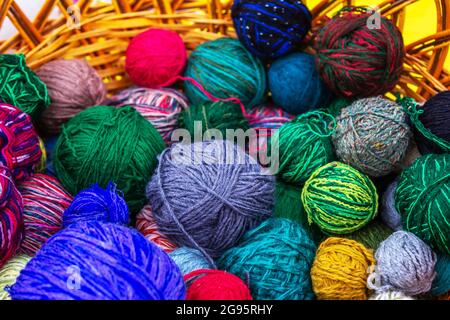 Bunte Strickgarnkugeln - Wolle und Baumwollgarn in einem Weidenkorb. Stockfoto