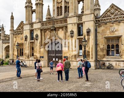 CAMBRIDGE ENGLAND MENSCHEN AM ANFANG EINER FÜHRUNG VOR DEM KING'S COLLEGE Stockfoto