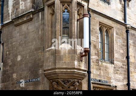 CAMBRIDGE ENGLAND RICHARDSON KERZENLICHT AUF EINEM GEBÄUDE ZWISCHEN DER TRINITY STREET UND DEM DURCHGANG ALLER HEILIGEN Stockfoto