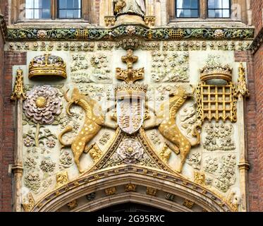 CAMBRIDGE ENGLAND ST JOHN'S COLLEGE DAS GROSSE TOR LADY MARGARET'S WAPPEN UND MYTHISCHE BESTIEN GENANNT YALES Stockfoto