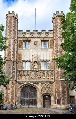 CAMBRIDGE ENGLAND DAS FASSADENWAPPEN UND EINE STATUE DES TUDOR KÖNIGS HEINRICH VIII. ÜBER DEM GROSSEN TOR DES TRINITY COLLEGE Stockfoto