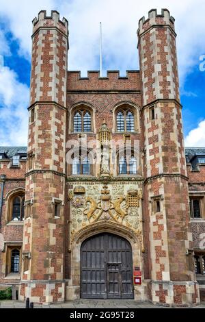 CAMBRIDGE ENGLAND DIE GROSSE TORFASSADE UND DAS WAPPEN DER ST JOHN'S COLLEGE BRIDGE STREET Stockfoto