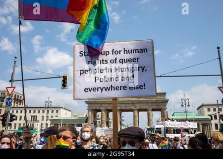 BERLIN, Deutschland. Juli 2021. 24. Juli 2021, Berlin, Deutschland: Der Christopher Street Day ist heute durch die Straßen Berlins gegangen. Der Christopher Street Day wird in Erinnerung an den ersten großen Aufstand von Homosexuellen gegen Polizeiangriffe in Greenwich Village (New York, USA) am 27. Juni 1969 abgehalten. Die sogenannten Stonewall Riots fanden in einer Bar namens Stonewall Inn in der Christopher Street statt. In Deutschland wurde der Christopher Street Day 1979 erstmals in Bremen und Berlin gefeiert. (Bild: © Grzegorz Banaszak/ZUMA Press Wire) Stockfoto