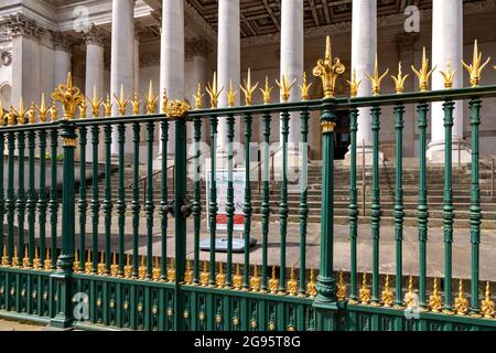 CAMBRIDGE ENGLAND TRUMPINGTON STREET GRÜN UND VERGOLDET GELÄNDER VOR DEM HAUPTEINGANG ZUM FITZWILLIAM MUSEUM Stockfoto