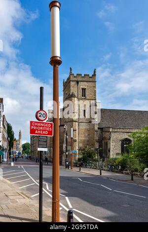 CAMBRIDGE ENGLAND TRUMPINGTON STREET RICHARDSON KERZEN STRASSENBELEUCHTUNG VOR ST BOTOLPHS CHURCH Stockfoto